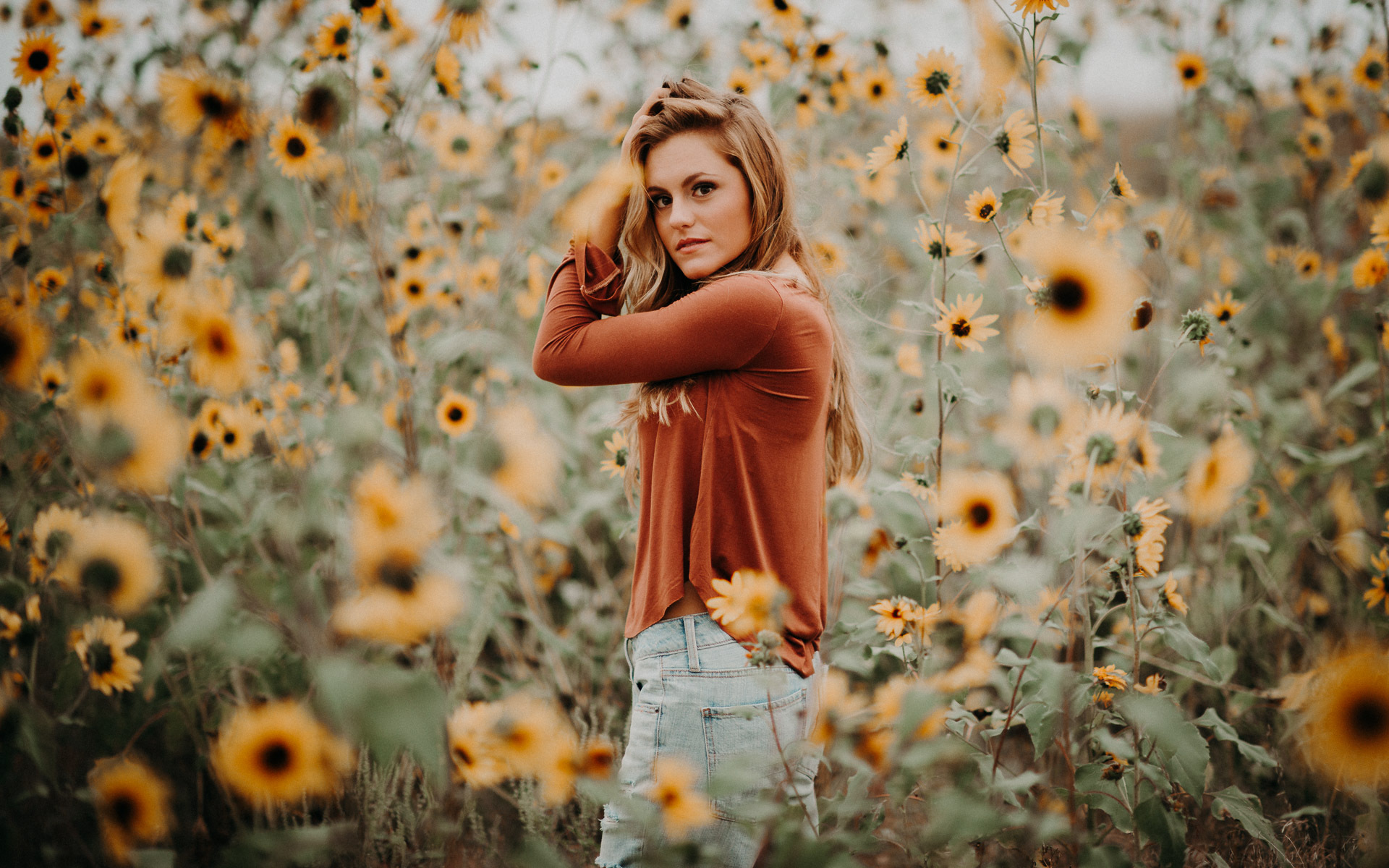 senior portrait in sunflowers